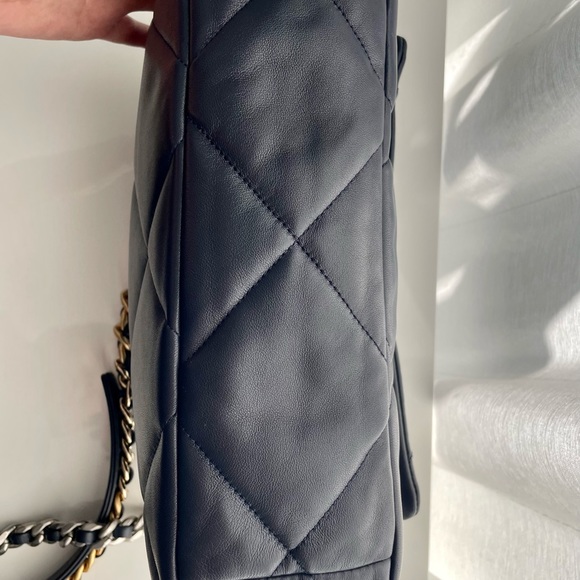 CHANEL Large 19 flap bag. - Picture 13 of 16